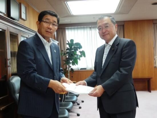 画像：宮沢経済産業大臣への要請の様子